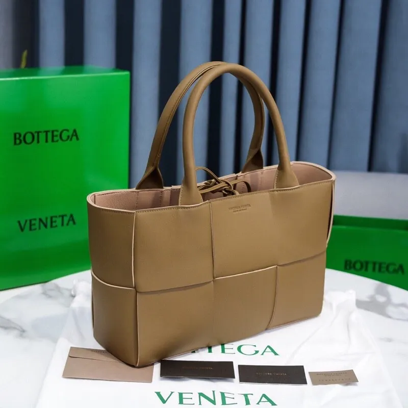 Batch 1860 BottegaVeneta# 🧷Early autumn calfskin SLIP tote handbag, the oversized woven design really makes it a huge gap from ordinary tote bags🔗🔗Different color combinations for the inner and outer layers ⛓Daniel Lee leads the brand gene to continue to evolve with fresh inspiration🧬🧬 Showing the balance between luxury and reality👉Sheepskin Size 36*24*12【9892#】